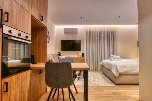 una camera da letto con scrivania di Harmony Center Luxury Apartment a Komotini