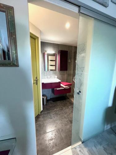 une salle de bain avec douche et lavabo dans l'établissement FRANDIERE, à Barbâtre