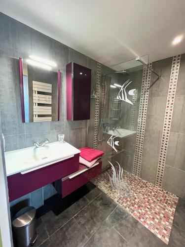 une salle de bain avec un lavabo et une douche dans l'établissement FRANDIERE, à Barbâtre