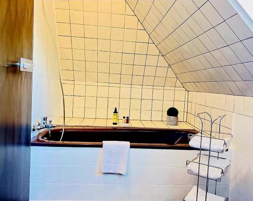 uma casa de banho com um lavatório e uma banheira com toalhas em Ferienwohnung in Hürth bei Köln em Hürth
