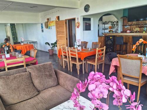 un soggiorno con divano e una sala da pranzo di Belle Etoile Océan a Rodrigues Island