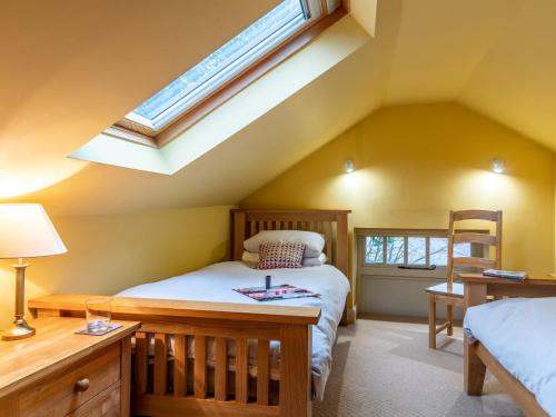 Schlafzimmer im Dachgeschoss mit einem Bett und einem Dachfenster in der Unterkunft 2 bed property in Axminster BLOOM in Axminster