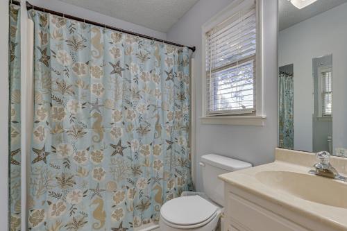 Ένα μπάνιο στο Lovely Decatur Home with Yard about 6 Mi to Town!