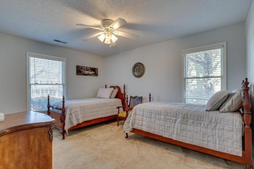 Tempat tidur dalam kamar di Lovely Decatur Home with Yard about 6 Mi to Town!