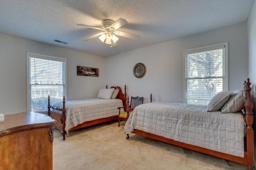 Ένα ή περισσότερα κρεβάτια σε δωμάτιο στο Lovely Decatur Home with Yard about 6 Mi to Town!