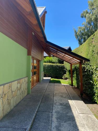 pérgola de madera unida a un edificio en Hermosa Casa Familar de Montaña en San Carlos de Bariloche