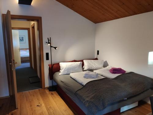 1 dormitorio con 1 cama en una habitación en Sonnenbichl, en Berwang