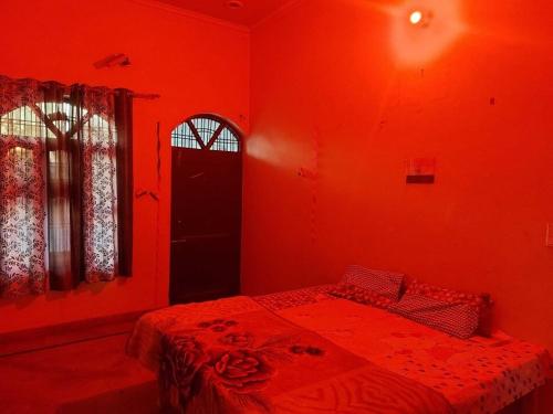Una cama o camas en una habitación de OYO Golden Oyo Guest House