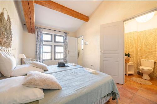 Un dormitorio con una cama grande y una ventana en Maison de 6 chambres avec terrasse amenagee et wifi a Montfrin, en Montfrin