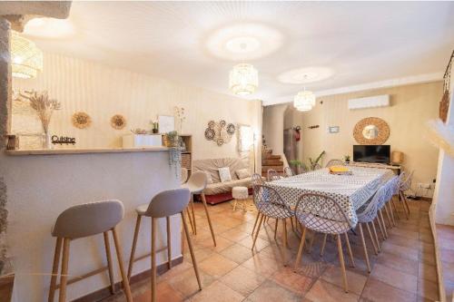 une salle à manger avec une table et quelques chaises dans l'établissement Maison authentique à Montfrin avec terrasse, Air conditionné., à Montfrin
