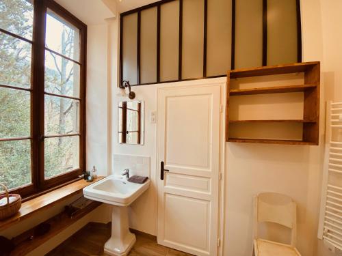 een badkamer met een wastafel en een raam bij Château les Tours 300m², vue panoramique in Ayse