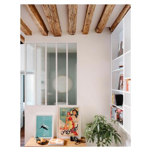 une chambre avec une table avec une photo et une plante dans l'établissement Charming Paris Hideaway, à Paris
