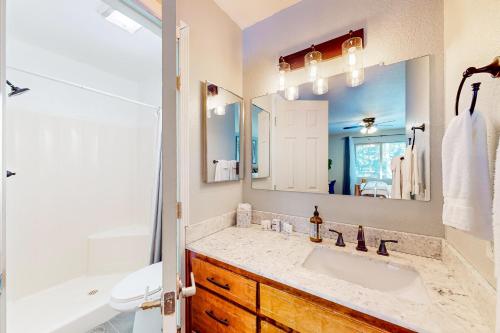 uma casa de banho com um lavatório e um espelho em Dam Fun Cabin em Pinetop-Lakeside