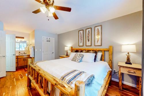 um quarto com uma cama e uma ventoinha de tecto em Dam Fun Cabin em Pinetop-Lakeside