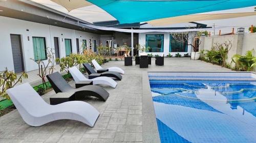 een rij stoelen naast een zwembad bij 雲上 Villa in Hengchun