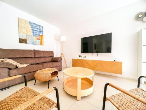 Televiisor ja/või meelelahutuskeskus majutusasutuses Stunning Bungalow, Pool, Terrace, Beach! SE12