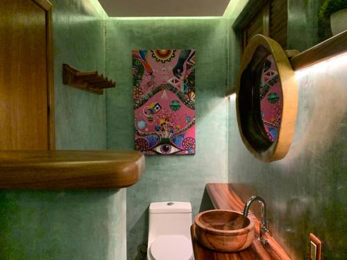 een kleine badkamer met een toilet en een wastafel bij Frutas y Verduras in Puerto Escondido