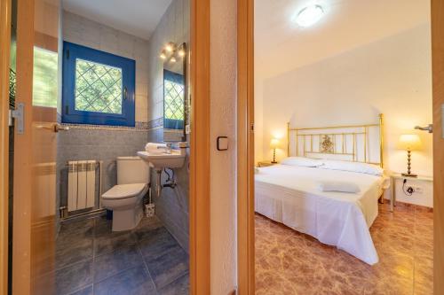 - une chambre avec un lit, un lavabo et des toilettes dans l'établissement HomeHolidaysRentals Malvina, à Pineda de Mar