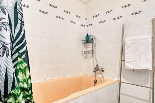 Das Bad ist mit einer Badewanne und einer Dusche ausgestattet. in der Unterkunft élégante villa avec piscine privée près de cassis in Carnoux