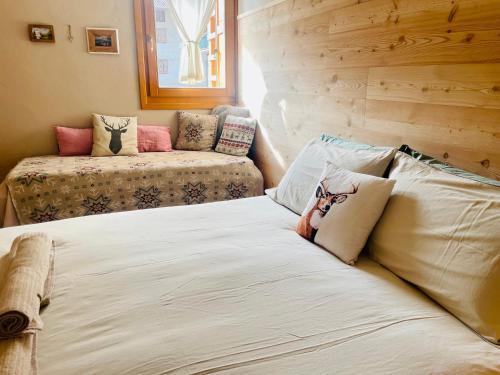 una camera con letto, cuscini e divano di Azzurro Mountain Lodge 