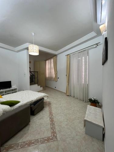1 dormitorio con 1 cama y 1 sofá en Barbi’s House, en Nápoles