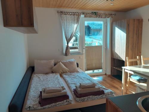 ein großes Bett in einem Zimmer mit Fenster in der Unterkunft Marovt App in Bled