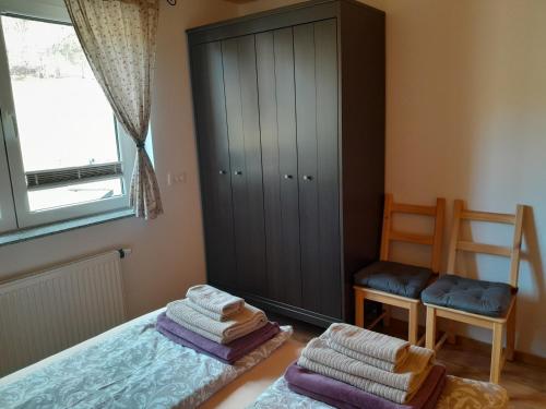 1 dormitorio con 1 cama, armario y toallas en Marovt App en Bled
