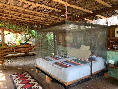 ein Schlafzimmer mit einem Bett in einem Zimmer in der Unterkunft Frutas y Verduras in Puerto Escondido