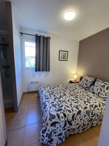 une chambre avec un lit et une fenêtre dans l'établissement Carro, proche de la mer, appartement 2 chambres, à Martigues