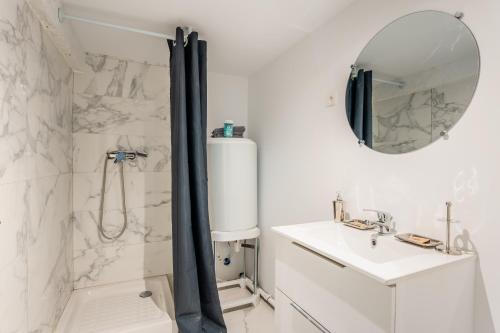 une salle de bain avec une douche, un lavabo et un miroir dans l'établissement Central, 2 chambres, charmant., à Marseille