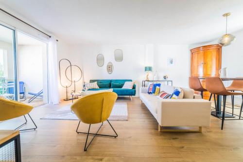 un salon avec un canapé et une table dans l'établissement Picasso & Terrasse - 2 Chambres, à Brive-la-Gaillarde