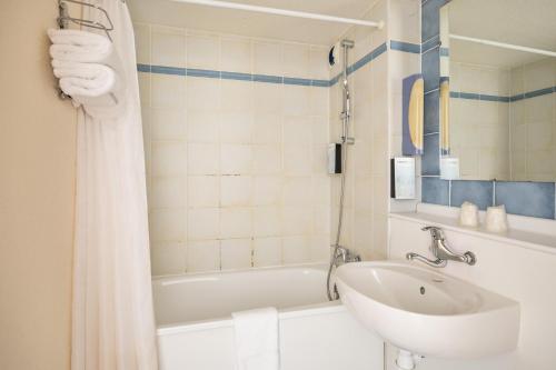y baño con lavabo y bañera. en Campanile Brive-La-Gaillarde Ouest, en Brive-la-Gaillarde