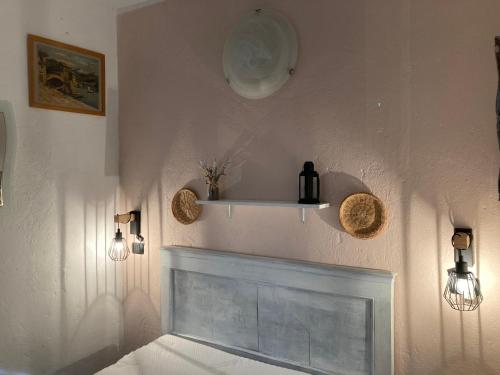 sala de estar con chimenea y pared blanca en Agriturismo LA TAVERNA DEL NONNO, en Borzonasca