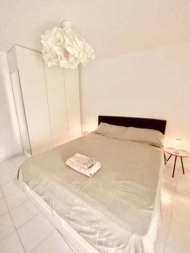 een wit bed met een handdoek erop in een kamer bij La casetta in Napels