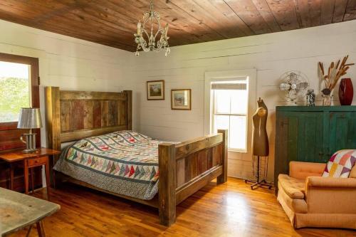 - une chambre avec un lit, une table et une chaise dans l'établissement Private Rustic Farmhouse - 105 Quiet Acres, à Trade