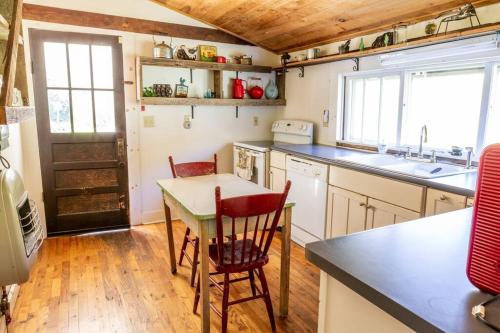 - une cuisine avec une table, des chaises et un évier dans l'établissement Private Rustic Farmhouse - 105 Quiet Acres, à Trade