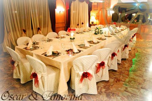 a long long table with white chairs and tablesearcher at Oscar e Amorina in Montegiorgio