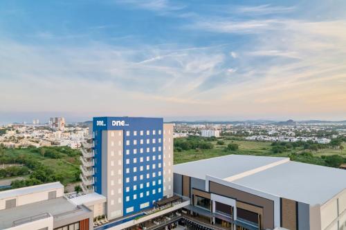 馬薩特蘭的住宿－One Mazatlán，享有奥姆尼酒店(omni hotel)的顶部景致