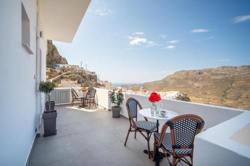 balcón con mesa, sillas y vistas en SELANA Suites Chora, en Serifos Chora