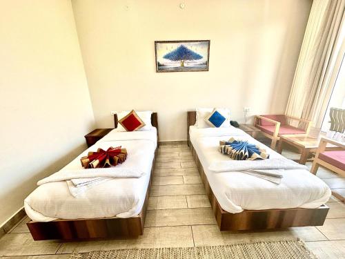 a room with two beds in a room at The Billing Health Resort in Bīr