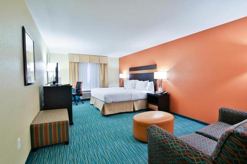 Кровать или кровати в номере Holiday Inn Bismarck by IHG