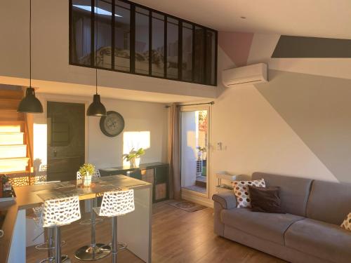 un salon avec un canapé et une table dans l'établissement Spacieux duplex, vue mer et belle terrasse, à Hyères