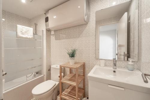 a bathroom with a toilet and a sink and a mirror at WELCS ESTUDIO 120 EMP cerca del mar in Empuriabrava