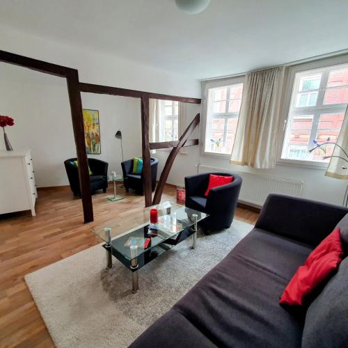 a living room with a couch and a glass table at Ferienhaus am Wall in Hannoversch Münden