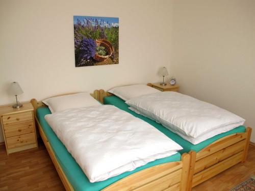 2 camas individuais num quarto com 2 candeeiros em Ferienwohnung "Am Schäferberg" em Hannoversch Münden
