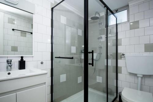 La salle de bains est pourvue d'une douche, de toilettes et d'un lavabo. dans l'établissement Altura Beach & Village Escape, à Altura