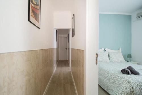 - une chambre avec des murs blancs et un lit revêtu de parquet dans l'établissement Altura Beach & Village Escape, à Altura