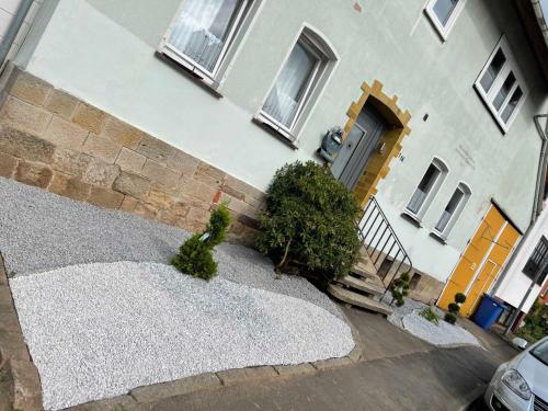 - une vue sur une maison dotée d'une porte dans l'établissement Gästehaus Bonaforth, à Hann. Münden