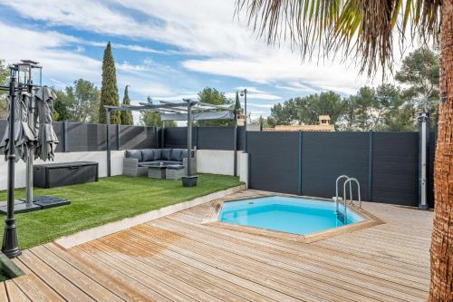 une cour avec une piscine et une clôture dans l'établissement RDC VILLA la ciotat, à La Ciotat