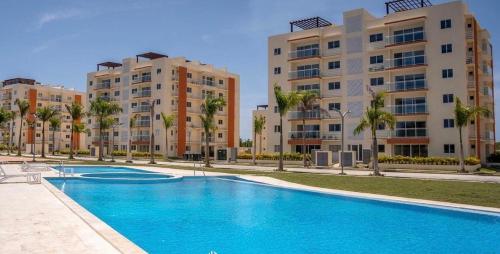 - une piscine en face de deux immeubles d'appartements dans l'établissement Punta Cana, à Punta Cana